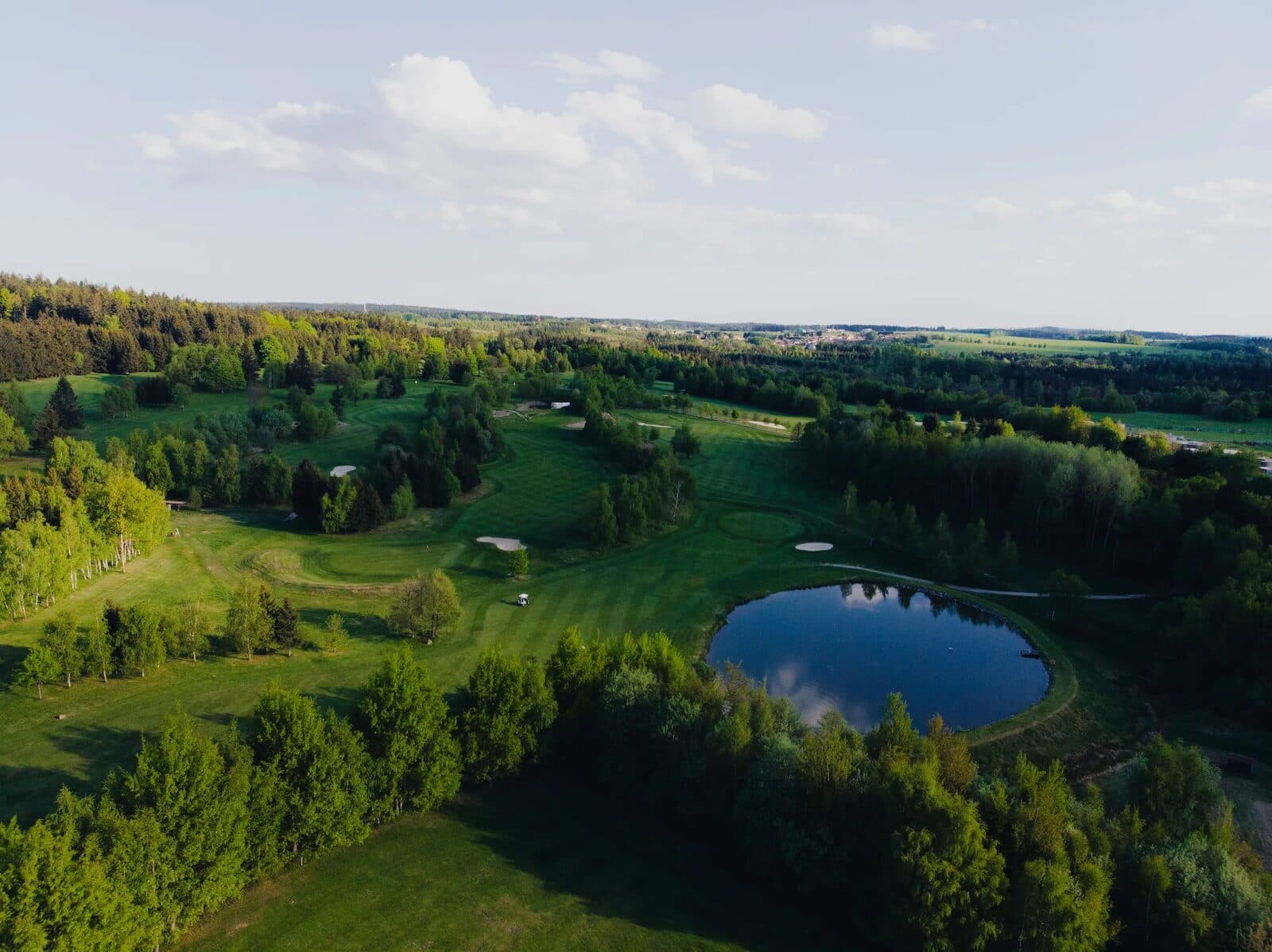 Letecký pohled na resort s jezerem a lesy